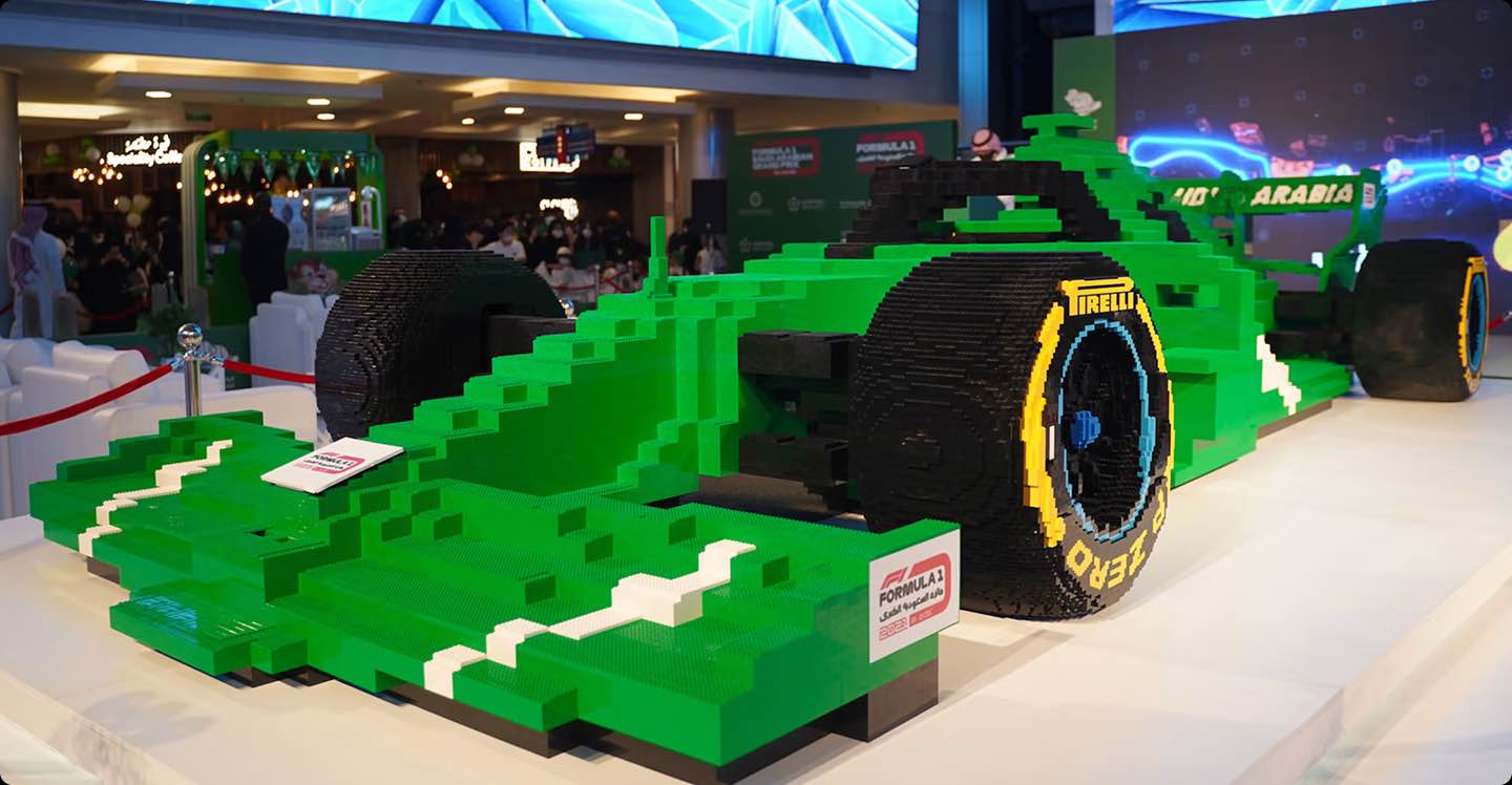 رقم قياسي عالمي: أكبر سيارة فورمولا 1 من مكعبات LEGO® - Timeline image